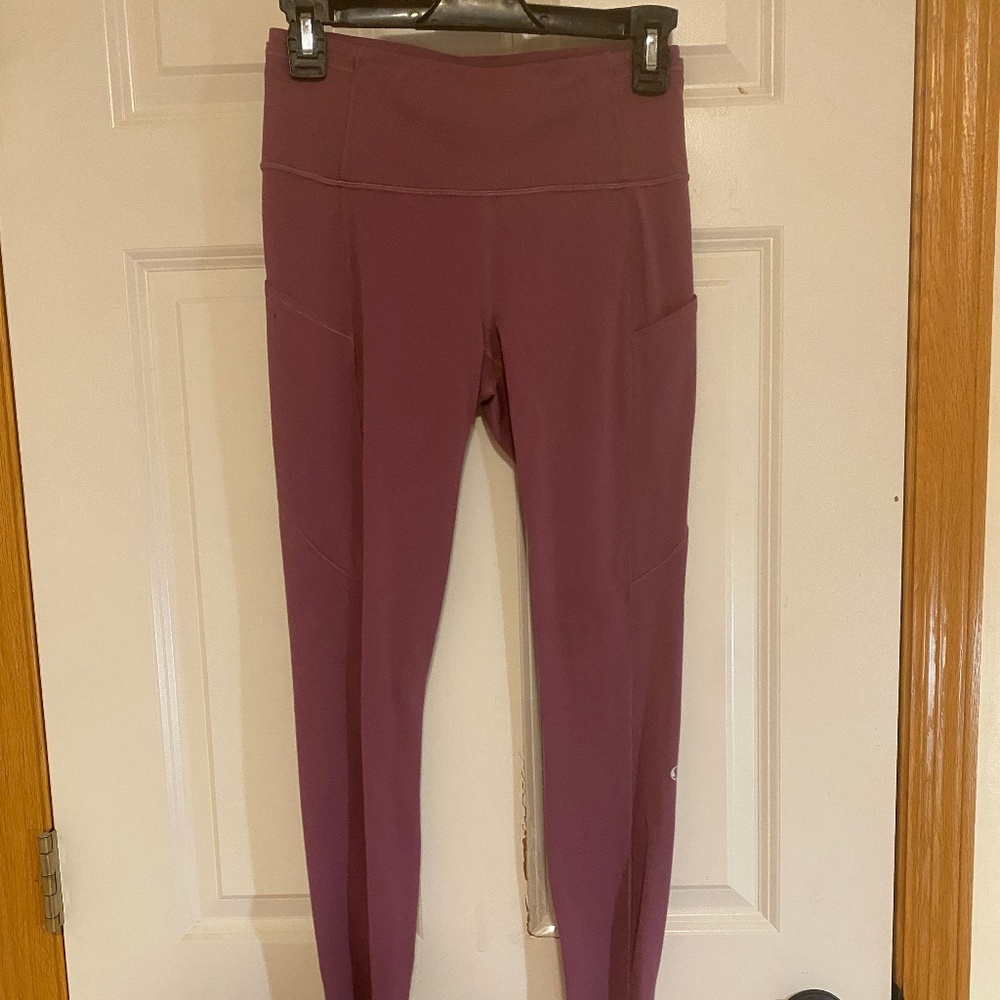 Lululemon athletica purple mauve capri leggings size 6 women’s yoga pants